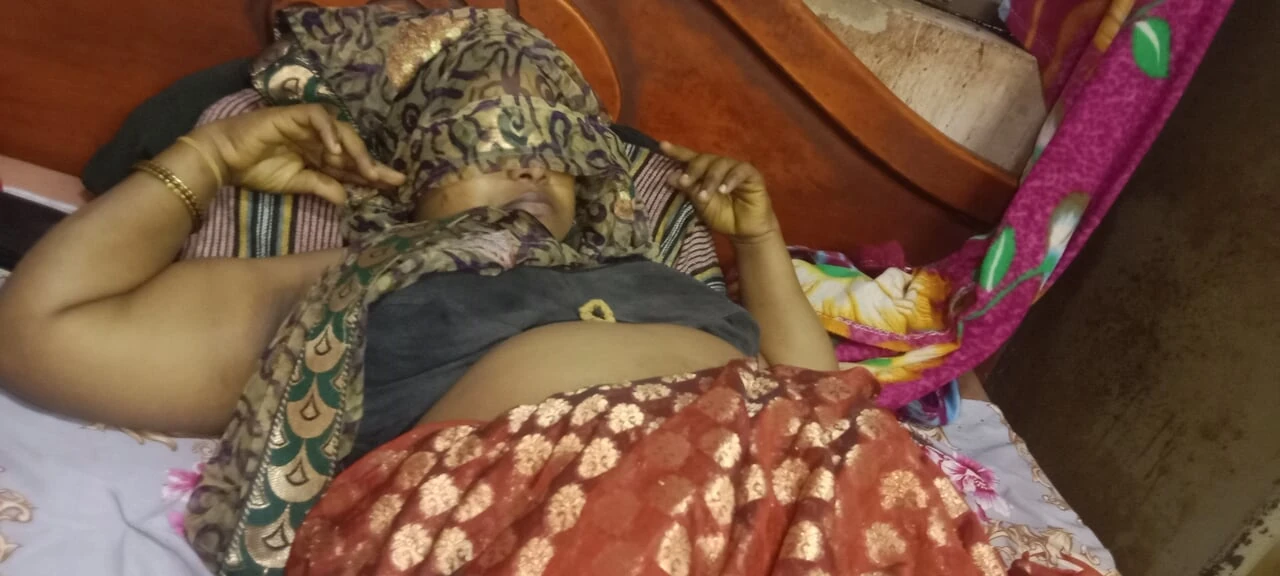 Delivery boy aunty seduces him and gets excited video